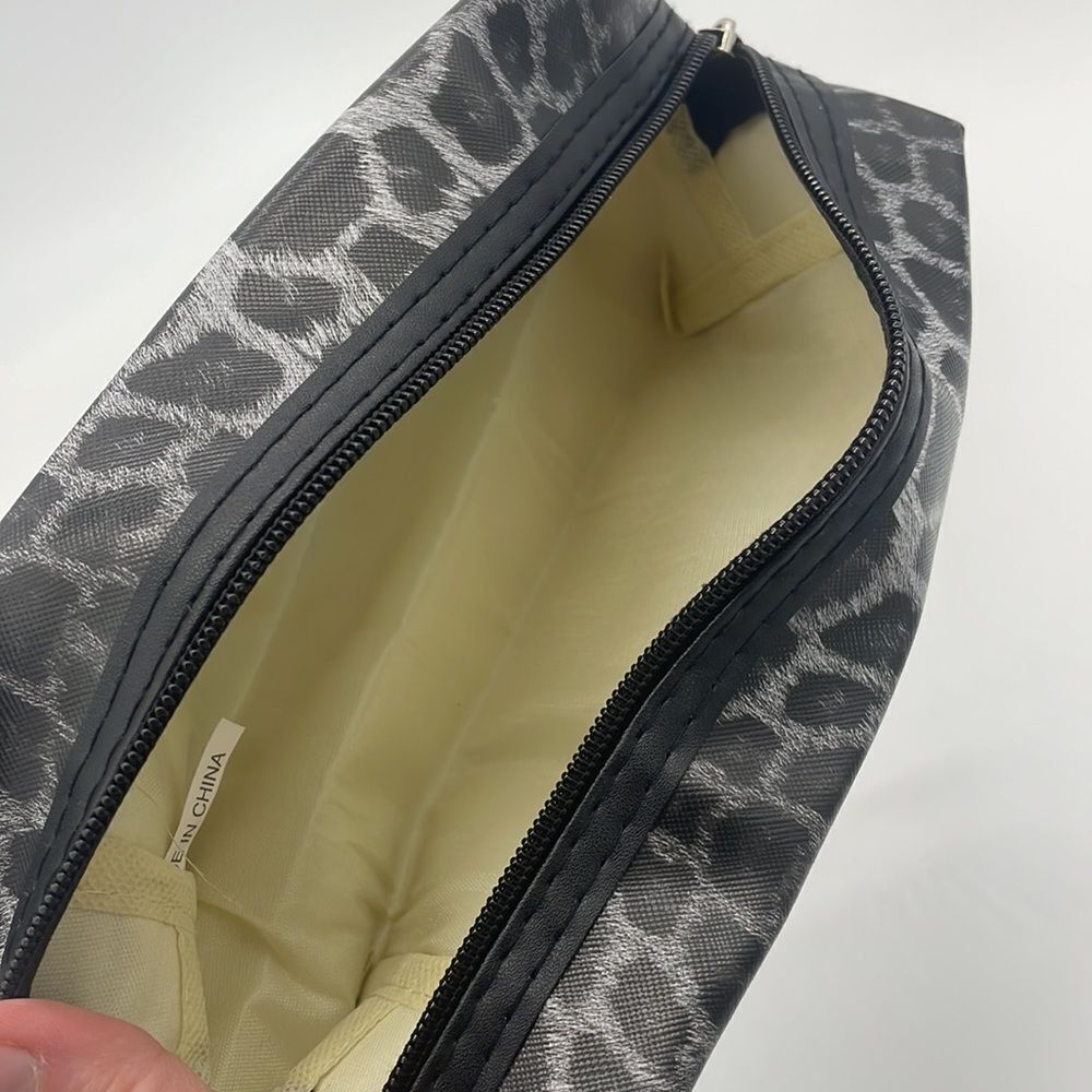 Make your MARK GRAY LEOPARD WRISTLET POUCH - Picture 6 of 6